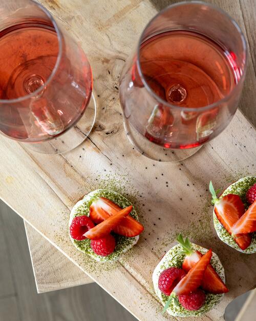 Recette Vin rosé de Tavel : Tiramisu fraise-framboise au thé matcha