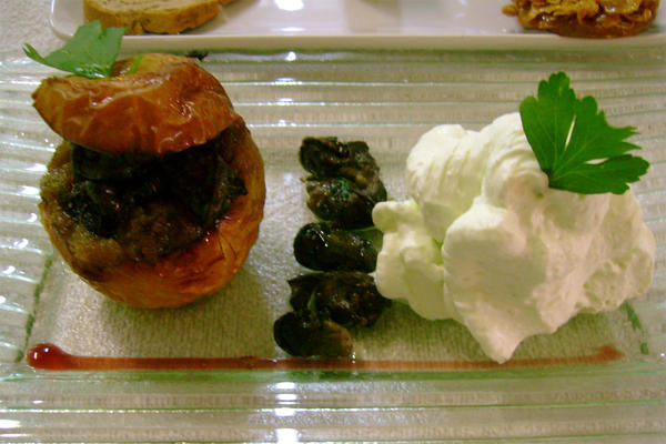 Pomme farcie aux escargots et mousse en persillade